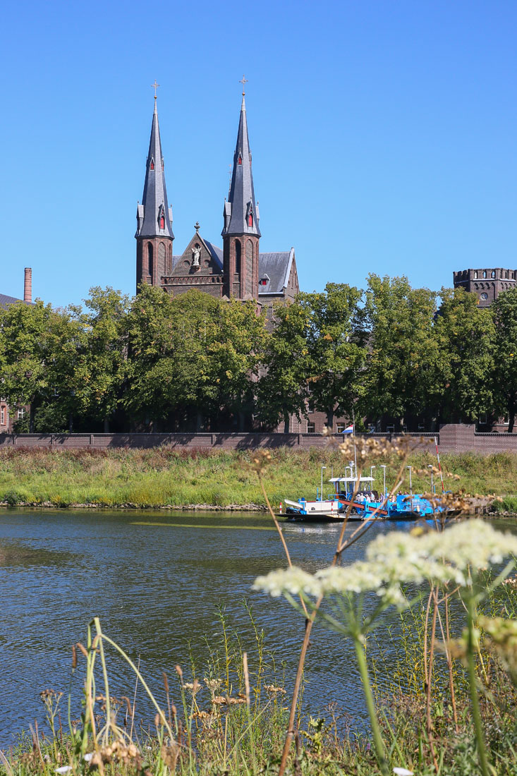 Blick von der Maas auf die Stadt Venlo
