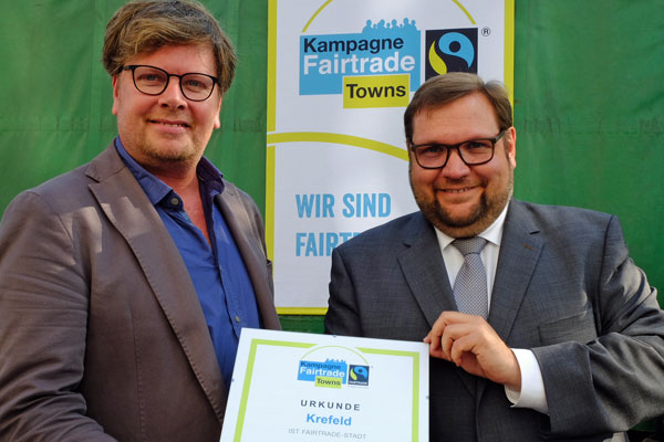 Oberbürgermeister Frank Meyer hat die Auszeichnung für Krefeld mit dem Fairtrade Siegel entgegen genommen. Foto: Stadt Krefeld, Presse und Kommunikation, L. Strücken