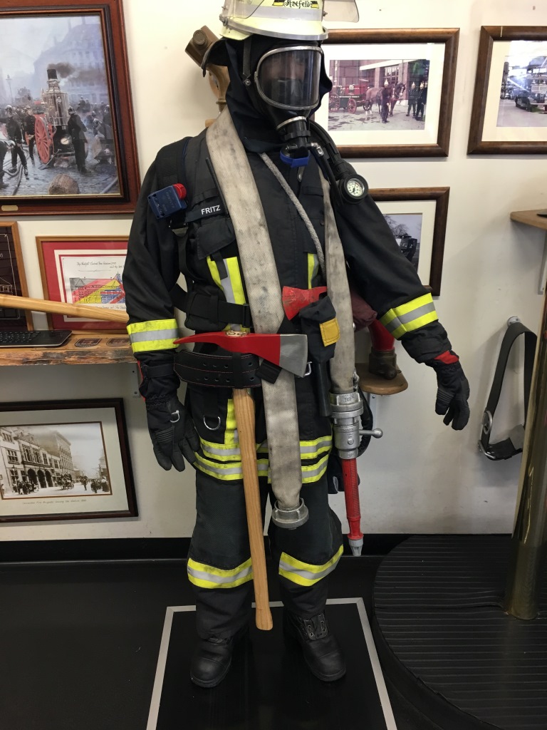 Feuerwehrmann-Montur der Krefelder Feuerwehr