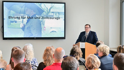 Impressionen der Ehrung für Zivilcourage im Rathaus Foyer 2024. Bild: Stadt Krefeld, Presse- und Kommunikation, Andreas Bischof
