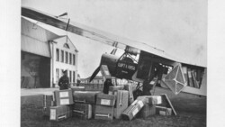 Verladen von Seidenerzeugnissen zur Ausstellung in Barcelona 1926 in eine Fokker F III.  Bild: Stadt Krefeld, Stadtarchiv