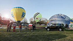 Früh in den Morgenstunden ließ die Stadt Krefeld am Osterwochenende an vielen unterschiedlichen Orten in Krefeld Heißluftballons steigen.