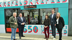 Treffen sich zwei Oberbürgermeister in der Bahn - zum Jubiläumsjahr fand ein Straßenbahn-Talk mit Oberbürgermeister Frank Meyer und Alt-Oberbürgermeister Dieter Pützhofen statt.