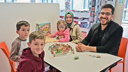 Viele Familien kamen zum diesjährigen "Play It!-Tag" in die Mediothek. Bild: Stadt Krefeld, Presse und Kommunikation, A. Bischof
