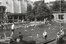 Das Freibad mit spielenden und schwimmenden Kindern um 1939.Bild: Stadt Krefeld, Stadtarchiv