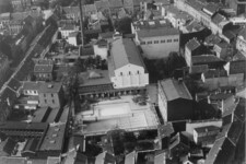 Eine Luftaufnahme von um 1940. Sie zeigt die Freibadanlage mit Blick nach Norden auf die Bäume des Südwalls. Links befindet sich die Gerberstraße und rechts die Neusser Straße.Bild: Stadt Krefeld, Stadtarchiv