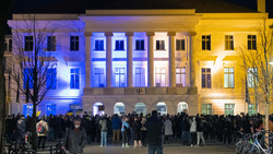 Das Rathaus erstrahle auch zur Demonstration in den ukrainischen Farben.Bild: Stadt Krefeld, Presse und Kommunikation