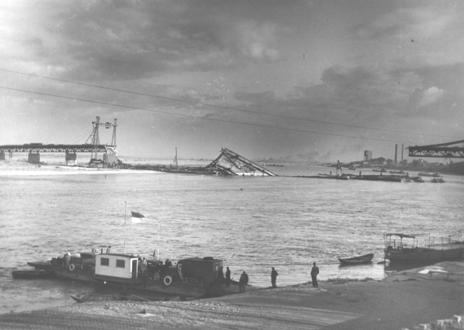 Rheinbrücke bei Uerdingen nach 4.3.1945