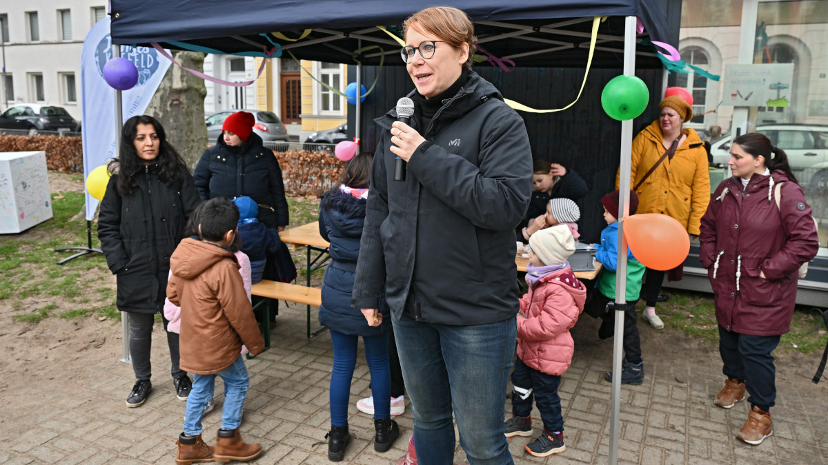 Sonja Pommeranz, Leiterin des Fachbereichs Jugendhilfe eröffnete das Fest am Albrechtplatz. Foto: Stadt Krefeld, Presse und Kommunikation