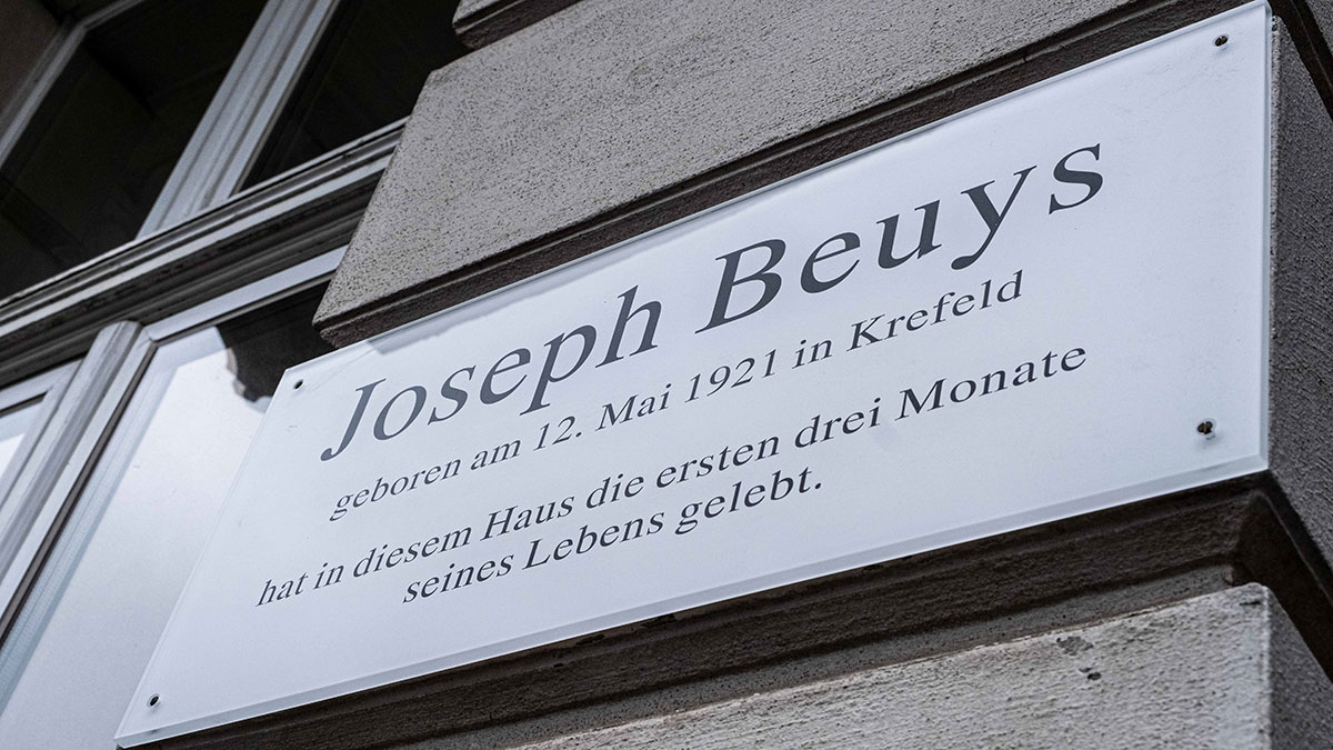 Das Schild am Elternhaus von Joseph Beuys am Alexanderplatz 5. Foto: Stadt Krefeld, Presse und Kommunikation, Lothar Strücken