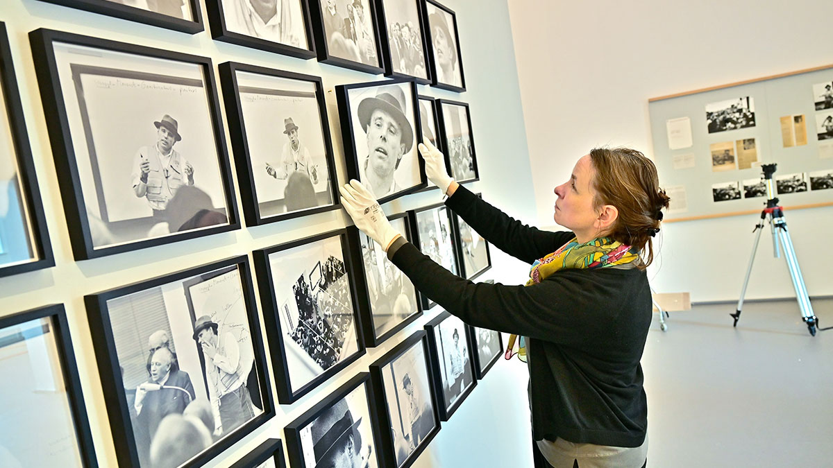Aufbau der Ausstellung "Kunst = Mensch. Joseph Beuys in Krefeld" mit Kuratorin Magdalena Holzhey. Foto: Stadt Krefeld, Presse und Kommunikation, A. Bischof