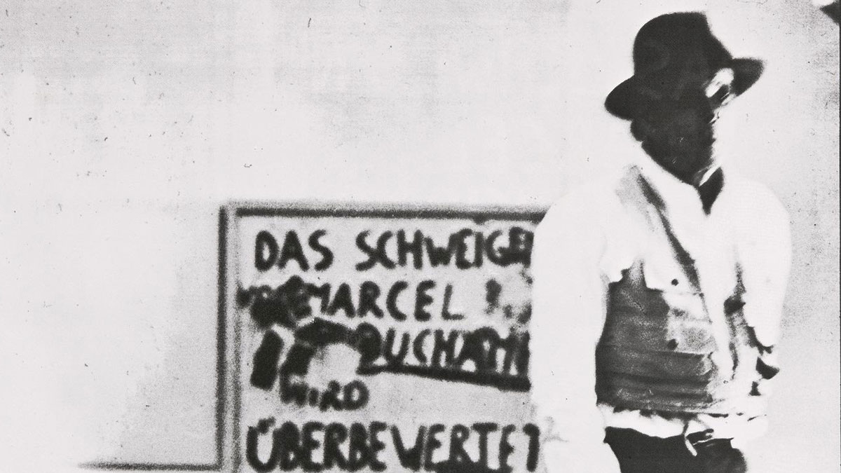 Joseph Beuys vor seinem Duchamp-Werk.