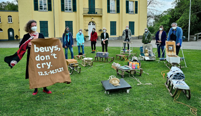 Dr. Jennifer Morscheiser, Leiterin Museum Burg Linn, vor der Kunstinstallation zu Beuys 100. Geburtstag. Dahinter Künstler des A-Gangs. Foto: Stadt Krefeld, Presse und Kommunikation, A. Bischof Dr. Jennifer Morscheiser, Leiterin Museum Burg Linn, vor der Kunstinstallation zu Beuys 100. Geburtstag. Dahinter Künstler des A-Gangs. Foto: Stadt Krefeld, Presse und Kommunikation, A. Bischof