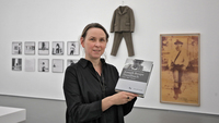 Sammlungskustodin Dr. Magdalena Holzhey stellt das Joseph Beuys Handbuch vor. Foto: Stadt Krefeld, Presse und Kommunikation, Dirk Jochmann
