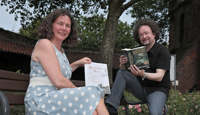 Dr. Jennifer Morscheiser (links), Leiterin Museum Burg Linn, und Fantasy-Autor Bernhard Hennen stellen das Programm für die Literaturreihe "Verwunschene Nacht..." vor. Foto: Stadt Krefeld, Presse und Kommunikation, Dirk Jochmann Dr. Jennifer Morscheiser (links), Leiterin Museum Burg Linn, und Fantasy-Autor Bernhard Hennen stellen das Programm für die Literaturreihe "Verwunschene Nacht..." vor. Foto: Stadt Krefeld, Presse und Kommunikation, Dirk Jochmann