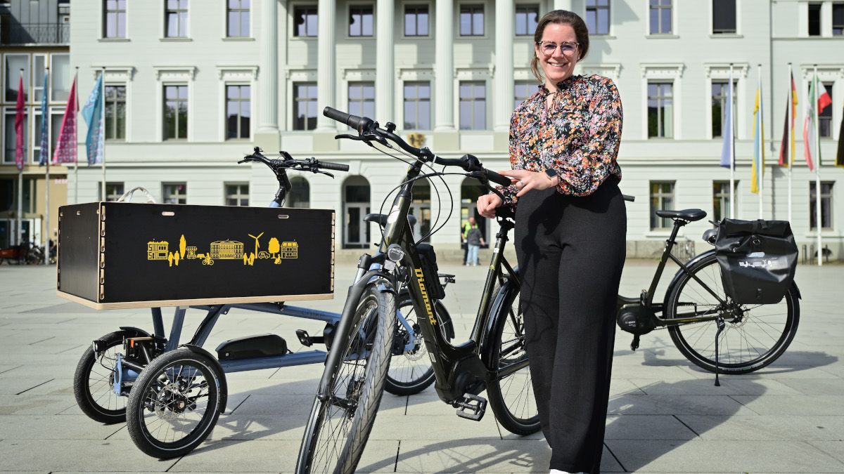 Sabrina Knoll, Beauftragte für Mitarbeitermobilität, stellt die Fahrräder des Dienstradfuhrparks vor. Bild: Stadt Krefeld, Presse und Kommunikation, A. Bischof