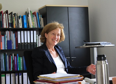 Bild von Frau Dr. König am Schreibtisch