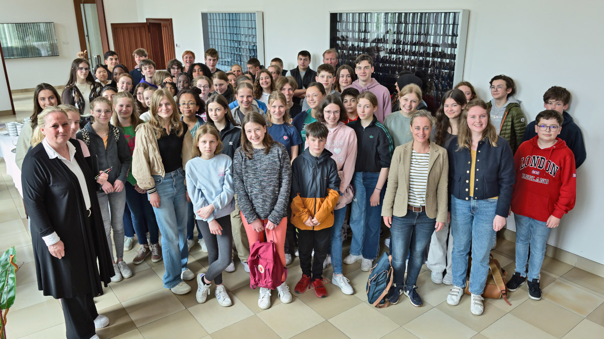 Bürgermeisterin Kerstin Jensen (links) empfängt die Schüler aus der Partnerstadt Dünkirchen im Rathaus. Foto: Stadt Krefeld, Presse und Kommunikation, A. Bischof