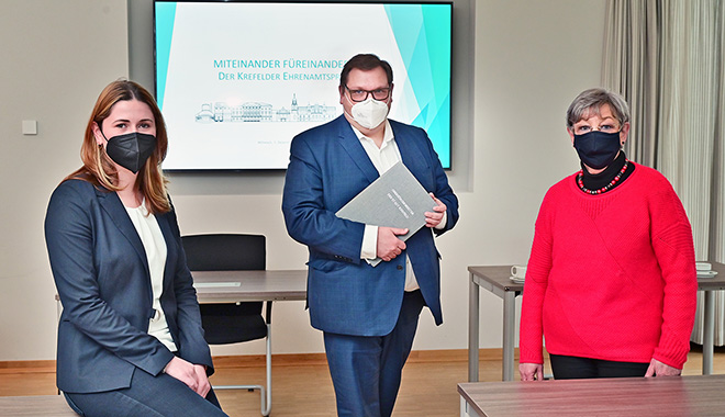 Haben den Krefelder Ehrenpreis vorgestellt (von links): Ricarda Fries aus dem städtischen Team Ehrenamt und Brauchtum, Oberbürgermeister Frank Meyer und Schirmherrin Karin Meincke. Foto: Stadt Krefeld, Presse und Kommunikation, A. Bischof Haben den Krefelder Ehrenpreis vorgestellt (von links): Ricarda Fries aus dem städtischen Team Ehrenamt und Brauchtum, Oberbürgermeister Frank Meyer und Schirmherrin Karin Meincke. Foto: Stadt Krefeld, Presse und Kommunikation, A. Bischof
