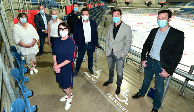 (Von links) Barbara Wolf-Dohmen, Fachschaft Wintersport, Paul Keusch, Seidenweberhaus GmbH, Cordula Meisgen, Stadtsportbund und Eissportverein Krefeld, Jutta Zimmermann, Schlittschuhclub Krefeld, Elmar Schmitz, KEV 81, Sportdezernent Markus Schön, Oliver Klostermann, Fachbereichsleiter Sport, und Bastian Bindl, Fachbereich Sport. Foto: Stadt Krefeld, Presse und Kommunikation, A. Bischof (Von links) Barbara Wolf-Dohmen, Fachschaft Wintersport, Paul Keusch, Seidenweberhaus GmbH, Cordula Meisgen, Stadtsportbund und Eissportverein Krefeld, Jutta Zimmermann, Schlittschuhclub Krefeld, Elmar Schmitz, KEV 81, Sportdezernent Markus Schön, Oliver Klostermann, Fachbereichsleiter Sport, und Bastian Bindl, Fachbereich Sport. Foto: Stadt Krefeld, Presse und Kommunikation, A. Bischof