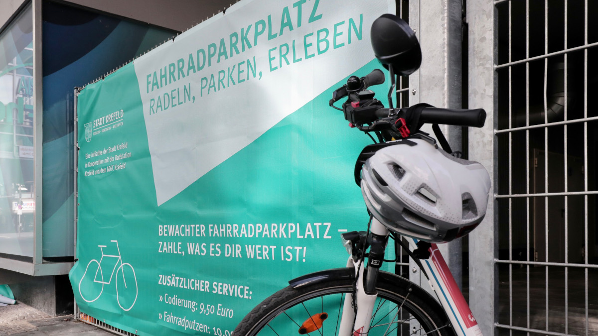 Der bewachte Fahrradparkplatz an der Königstraße hat vorerst jeden Samstag geöffnet.   Foto: Stadt Krefeld, Presse und Kommunikation
