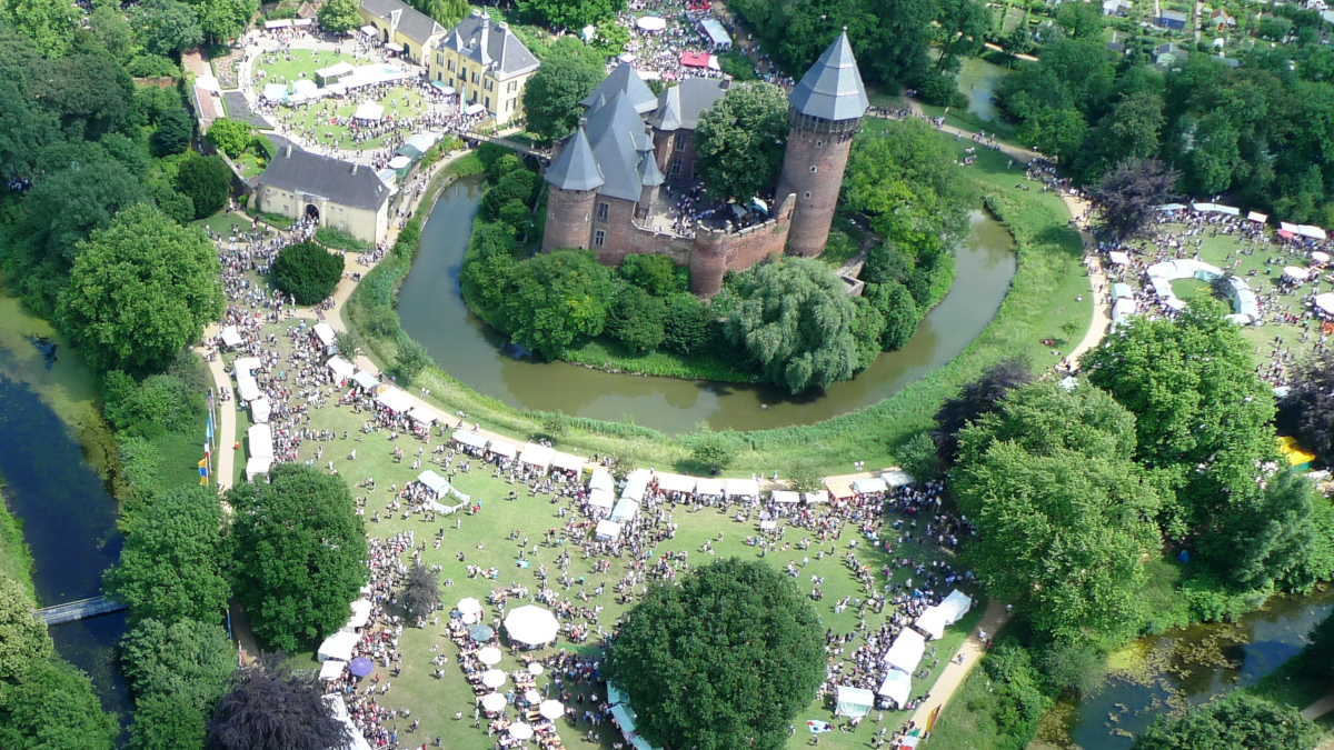 Aus der Luft sieht der Flachsmarkt rund um die historische Burg Linn beeindruckend aus.Bild: Arbeitsgemeinschaft Flachsmarkt