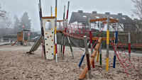 Eine neue Spielgerätekombination auf dem sanierten Spielplatz an der Friedrich-Fröbel-Straße.Foto: Stadt Krefeld, Presse und Kommunikation, Dirk Jochmann