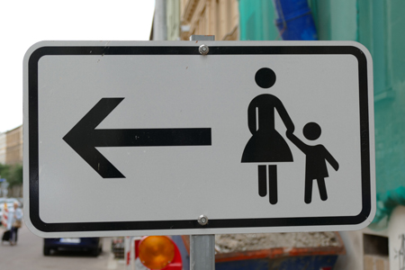 Schild: Fußgänger sollen nach links ausweichen