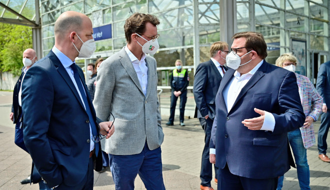 Oberbürgermeister Frank Meyer (r.) im Dialog mit NRW-Verkehrsminister Hendrik Wüst und Planungsdezernent Marcus Beyer im Bereich des Südausgangs. Oberbürgermeister Frank Meyer (r.) im Dialog mit NRW-Verkehrsminister Hendrik Wüst und Planungsdezernent Marcus Beyer im Bereich des Südausgangs.