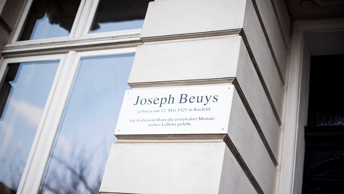 Tafel Hinweis zum Geburtsort von Joseph Beuys (c)Simon Erath