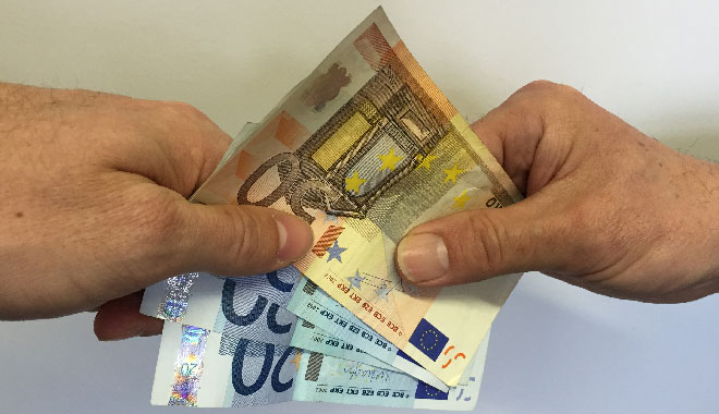 Geld wechselt den Besitzer.Foto: Stadt Krefeld, Presse und Kommunikation Geld wechselt den Besitzer.Foto: Stadt Krefeld, Presse und Kommunikation