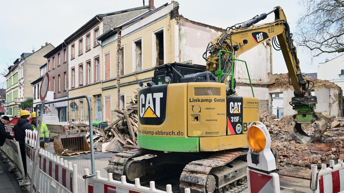 Die zwei maroden Häuser an der Gerberstraße werden derzeit abgerissen. Foto: Stadt Krefeld, Presse und Kommunikation, A. Bischof