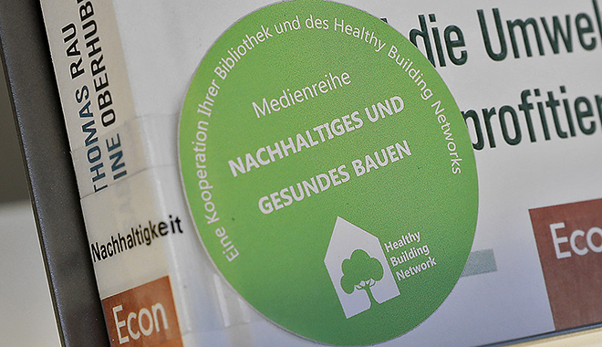In der Mediothek gibt es nun mit "Gesundes Bauen" ein neues Angebot.Foto: Stadt Krefeld, Presse und Kommunikation, Dirk Jochmann In der Mediothek gibt es nun mit "Gesundes Bauen" ein neues Angebot.Foto: Stadt Krefeld, Presse und Kommunikation, Dirk Jochmann