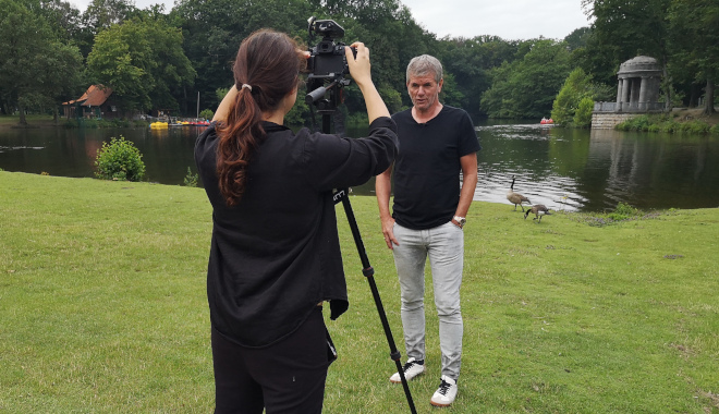 Friedhelm Funkel beim Dreh am Stadtwaldweiher im Rahmen der Impfkampagne "Geschützt, geimpftt, gemeinsam". Friedhelm Funkel beim Dreh am Stadtwaldweiher im Rahmen der Impfkampagne "Geschützt, geimpftt, gemeinsam".