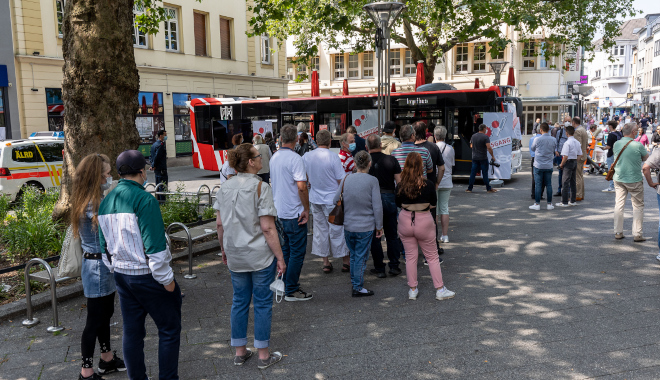 Großes Interesse in der Fußgängerzone an der Impfung im Impfbus. Foto: Stadt Krefeld, Presse und Kommunikation, Thomas Lammertz Großes Interesse in der Fußgängerzone an der Impfung im Impfbus. Foto: Stadt Krefeld, Presse und Kommunikation, Thomas Lammertz