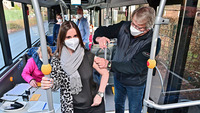 Im Bus verabreicht Prof. Dr. Tobias Zekorn (rechts) eine Impfung.Foto: Stadt Krefeld, Presse und Kommunikation, A. Bischof