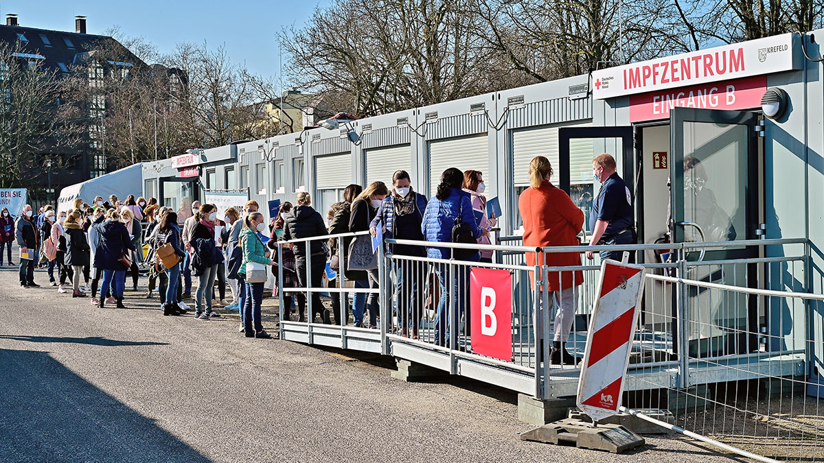 Großer Andrang vor dem Impfzentrum auf dem Sprödentalplatz in Krefeld am 2. März 2021. Foto: Stadt Krefeld, Presse und Kommunikation