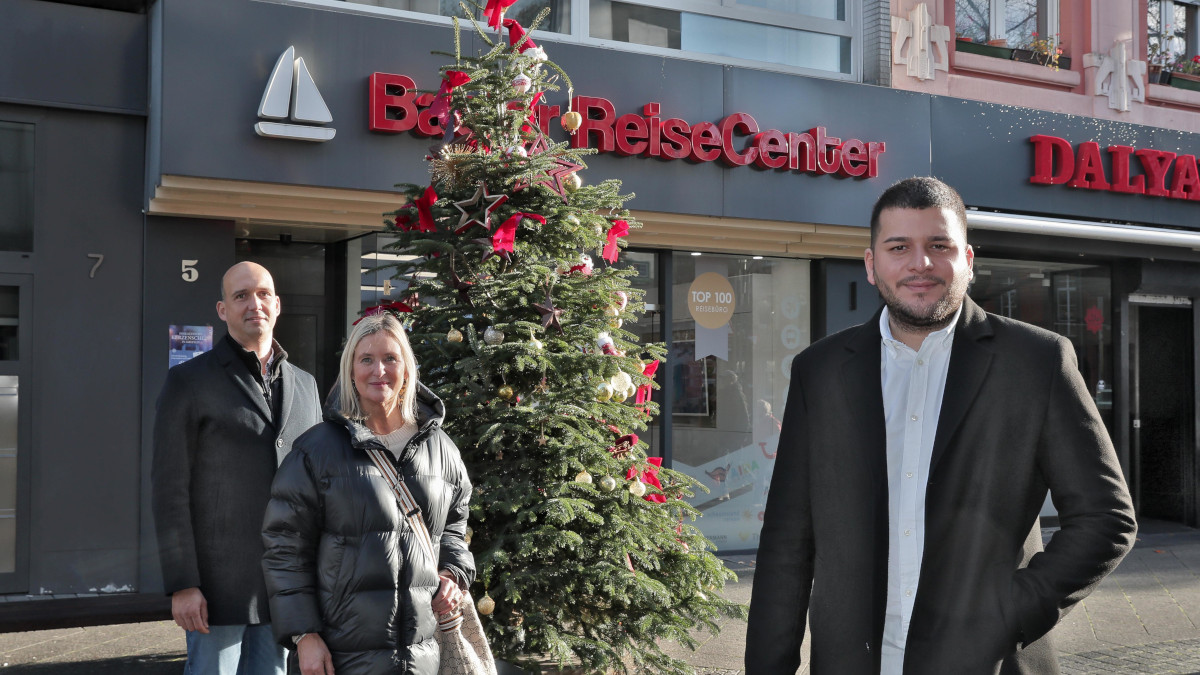 Sinan Bas (r.) vom Reise Center Baslar mit Thomas Brocker, Leiter der Stabstelle Innenstadt, sowie Dr. Christiane Gabbert.Foto: Stadt Krefeld, Presse und Kommunikation, A. Bischof