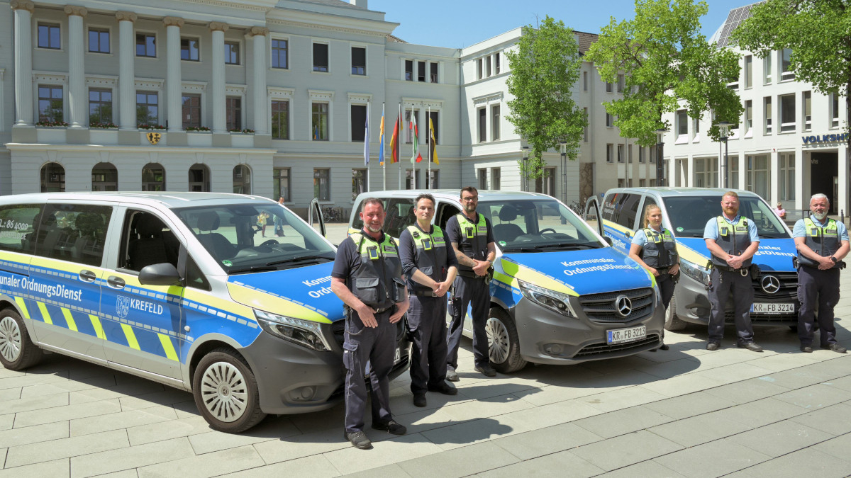 KOD mit neuen Fahrzeugen vor dem Krefelder Rathaus. Bild: Stadt Krefeld, Presse und Kommunikation