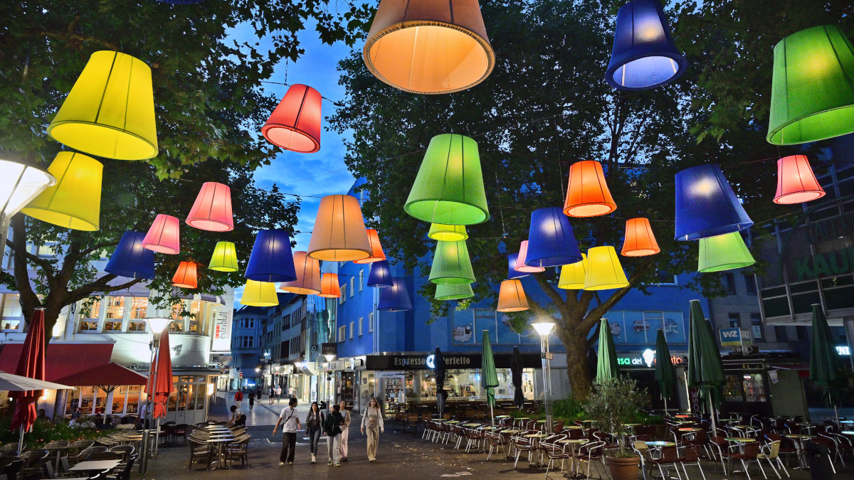 Auch nachts sorgen die Lampenschirme über dem Neumarkt nun für eine besondere Atmosphäre. Foto: Stadt Krefeld, Presse und Kommunikation, A. Bischof