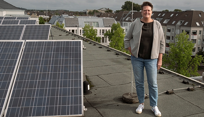 Dezernentin Sabine Lauxen auf dem Dach des Rathauses, auf dem schon im Jahr 2008 eine Photovoltaikanlage als Bürgerkraftwerk errichtet wurde.Foto: Stadt Krefeld, Presse und Kommunikation