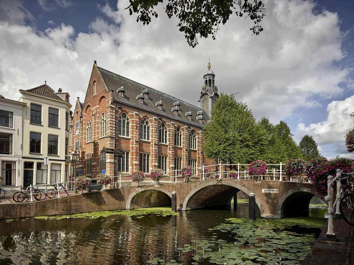 Blick von der Gracht auf die historische Universität Leiden