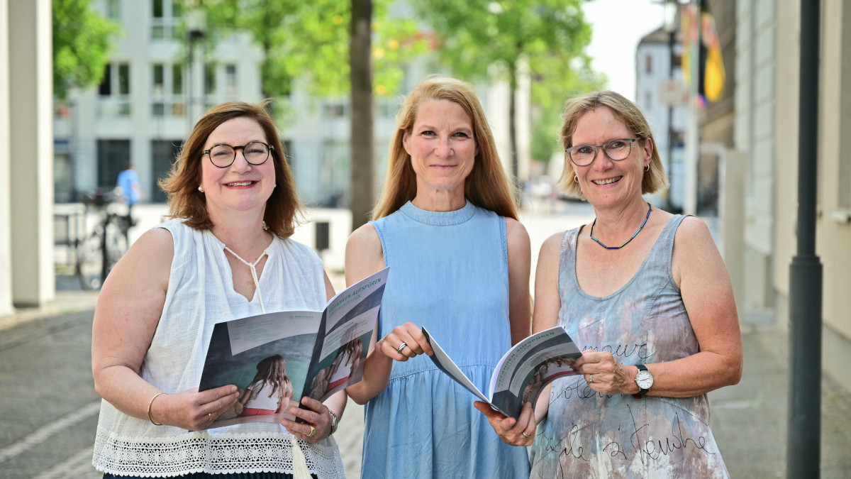 Sie stellten den Leitfaden vor (v. l.): Maria Papaderou, Andrea Vogt und Regine Bonse-Bott. Foto: Stadt Krefeld, Presse und Kommunikation, A. Bischof