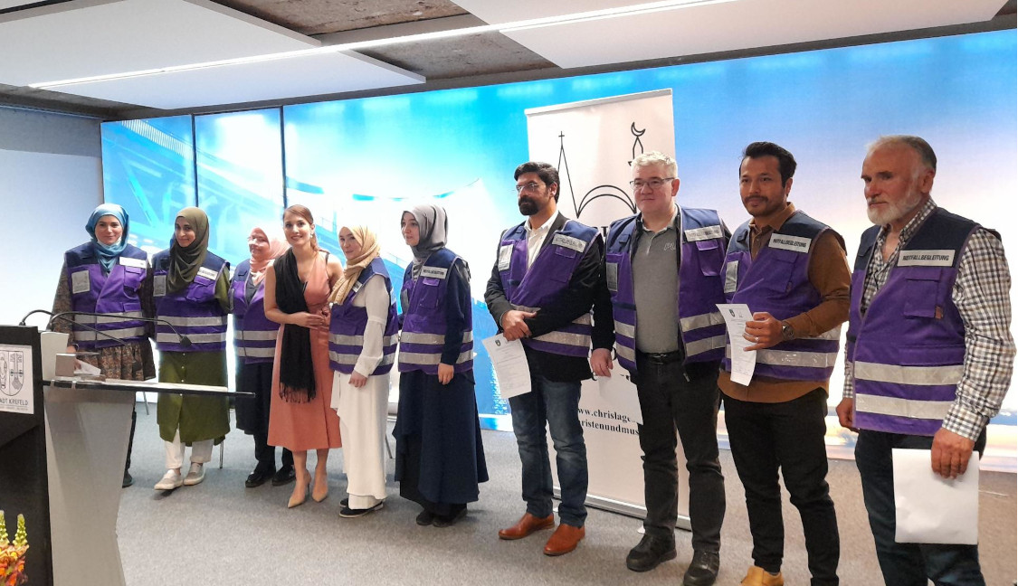  Bildunterschrift: Gonca Türkele-Dehnert (4. von links), Integrationsstaatssekretärin NRW, mit den neuen muslimischen Notfallbegleitern  Foto: Stadt Krefeld, Presse und Kommunikation