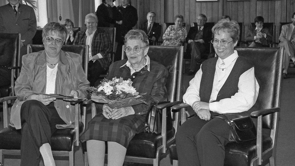 Anna Tervoort (mitte) bei der Verleihung des Bundestverdienstkreuzes 1995.Bild: Stadt Krefeld, Stadtarchiv