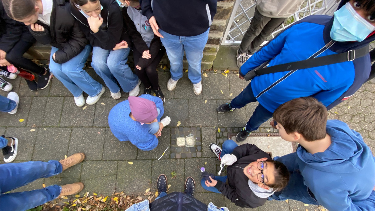 Viele Krefelder Schulen haben sich an der Putzaktion der Stolpersteine anlässlich des Jahrestags des Novemberpogroms beteiligt.Bild: Gesamtschule Kaiserplatz