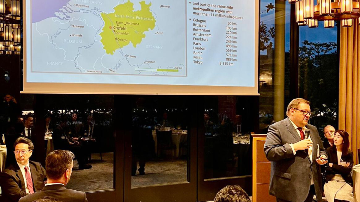 Oberbürgermeister Frank Meyer hält einen Vortrag über den Standort Krefeld beim Business-Kaminabend in Tokyo. Foto: Stadt Krefeld, Presse und Kommunikation