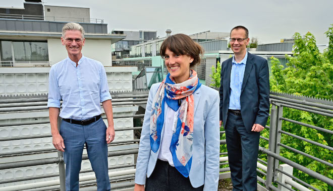 Berichten über den Perspektivwechsel "Stadtkultur": Mario Bernards, Leiter Politik- und Bürgerdialog Chempark Uerdingen, Claire Neidhardt, Leiterin Stadtmarketing, und Eckart Preen, Wirtschaftsdezernent. Foto: Stadt Krefeld, Presse und Kommunikation, A. Bischof Berichten über den Perspektivwechsel "Stadtkultur": Mario Bernards, Leiter Politik- und Bürgerdialog Chempark Uerdingen, Claire Neidhardt, Leiterin Stadtmarketing, und Eckart Preen, Wirtschaftsdezernent. Foto: Stadt Krefeld, Presse und Kommunikation, A. Bischof