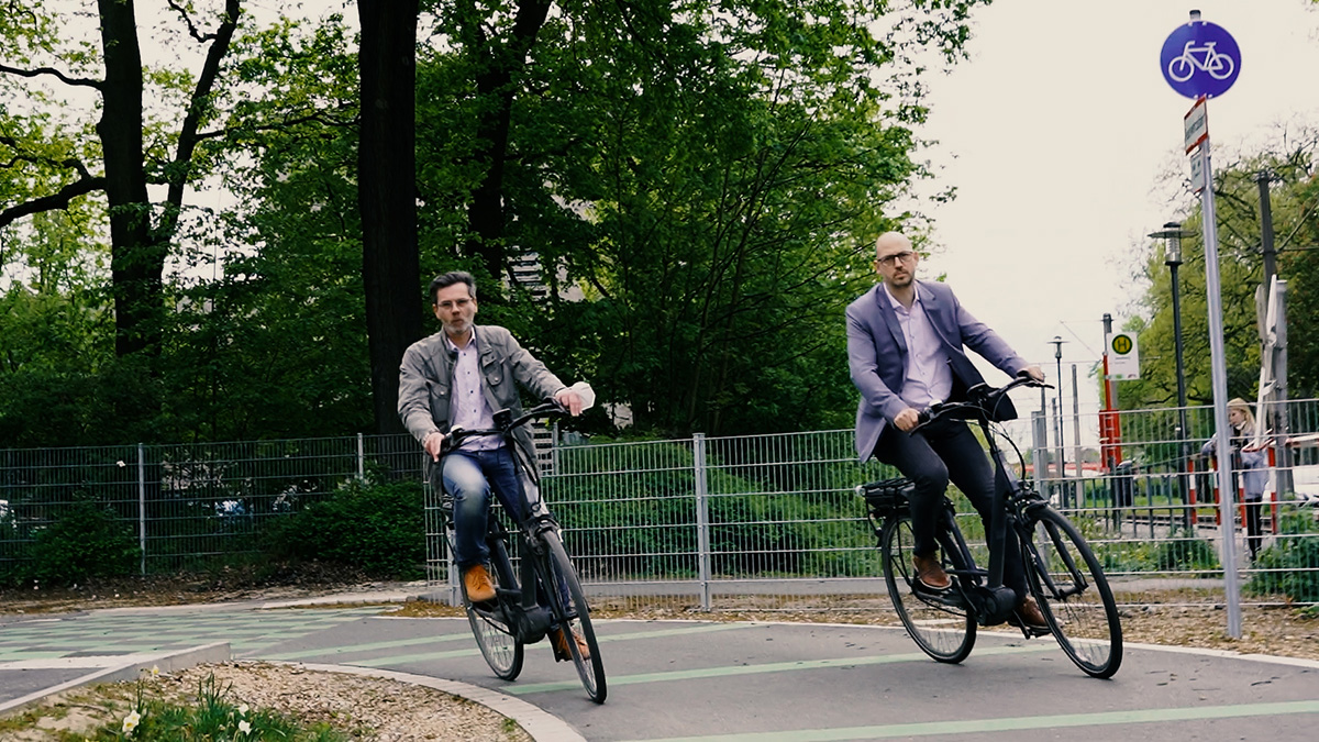 Norbert Hudde (l.) und Marcus Beyer auf der neuen Promenade. Screenshot: Stadt Krefeld, Presse und Kommunikation, Ramona Bietenbeck Norbert Hudde (l.) und Marcus Beyer auf der neuen Promenade. Screenshot: Stadt Krefeld, Presse und Kommunikation, Ramona Bietenbeck