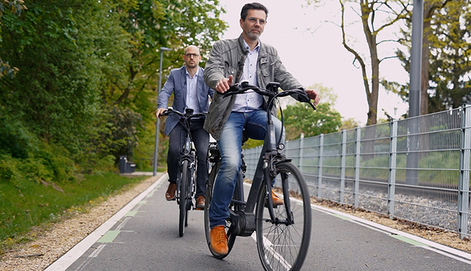 Norbert Hudde (l.) und Marcus Beyer auf der neuen Promenade. Screenshot: Stadt Krefeld, Presse und Kommunikation, Ramona Bietenbeck Norbert Hudde (l.) und Marcus Beyer auf der neuen Promenade. Screenshot: Stadt Krefeld, Presse und Kommunikation, Ramona Bietenbeck